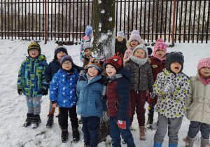 Dzieci cieszą się ze śniegu
